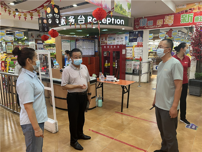 7月15日，酒泉市玉門市疫情防控督查組在隴商聯(lián)華超市監(jiān)督檢查疫情防控措施落實情況。 .jpg