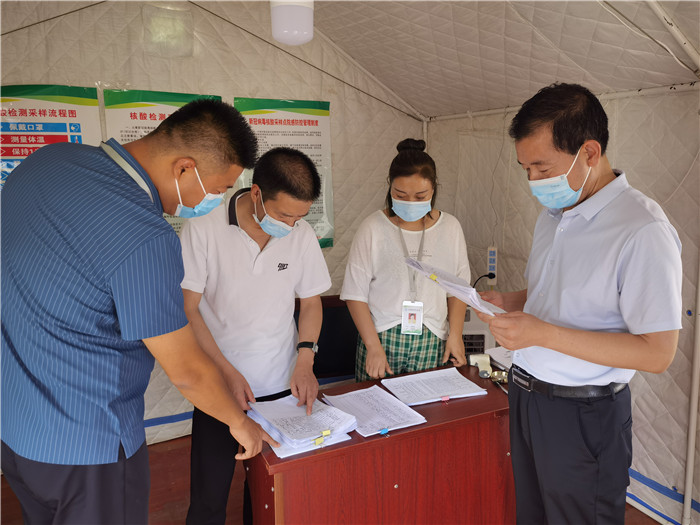 7月18日，慶陽市紀(jì)委監(jiān)委督查組在慶陽汽車北站了解來慶返慶人員信息登記、四級網(wǎng)格落實等疫情防控措施落實情況。 張霖森 攝.jpg