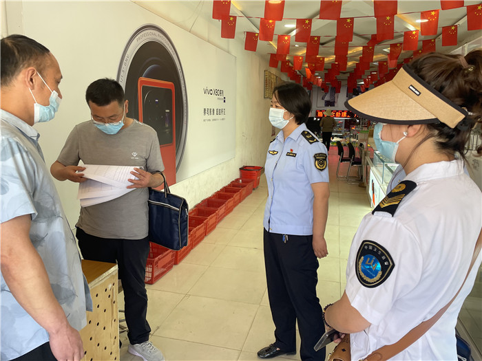 7月20日，定西市漳縣紀(jì)委監(jiān)委駐縣衛(wèi)生健康局紀(jì)檢監(jiān)察組抽調(diào)縣市場監(jiān)管局、衛(wèi)建局工作人員,深入新寺鎮(zhèn)萬家超市查看人員出入登記、環(huán)境消殺等。 蔣湘濤 攝.jpg