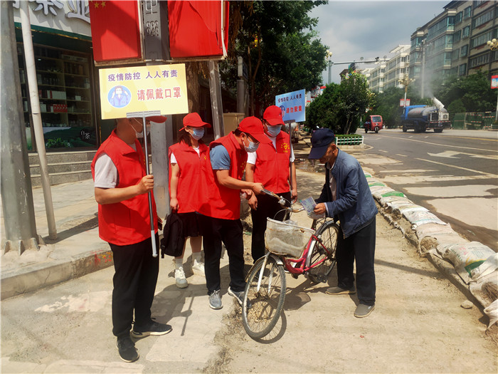 7月21日，定西市通渭縣紀(jì)委監(jiān)委機關(guān)志愿者在城區(qū)開展“不聚集、戴口罩”志愿活動。.jpg