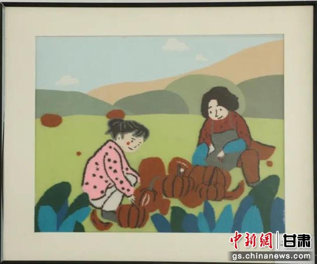 嘉峪關(guān)市新城鎮(zhèn)新城村農(nóng)業(yè)產(chǎn)業(yè)園區(qū)內(nèi)，母女兩人在摘南瓜。刺繡 馬艾米乃 繡稿 敬紅霞