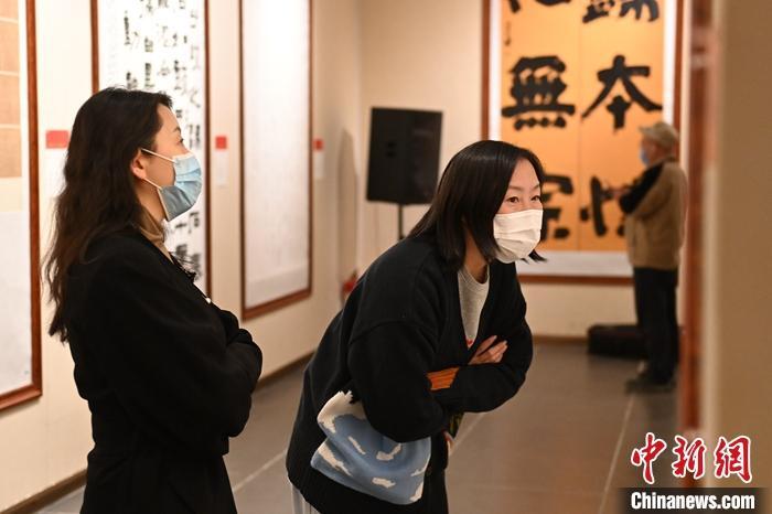 圖為甘肅蘭州，參展書法作品吸引參觀者。 中新社記者 李亞龍 攝