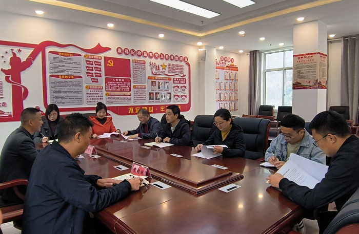 10月19日，康縣紀(jì)委監(jiān)委組織部分班子成員，辦公室、信訪室、案管室、審理室、紀(jì)檢監(jiān)察室等相關(guān)工作人員開展黨的二十大報(bào)告專題討論。.jpg