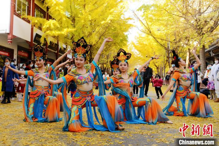 圖為秦州區(qū)文旅局組織的舞蹈隊帶來的舞蹈《絲路》?！∏刂輩^(qū)委宣布供圖