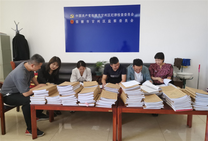 甘州區(qū)紀(jì)檢監(jiān)察干部會同財政、審計工作人員開展玉米制種款管理使用清查工作.jpg