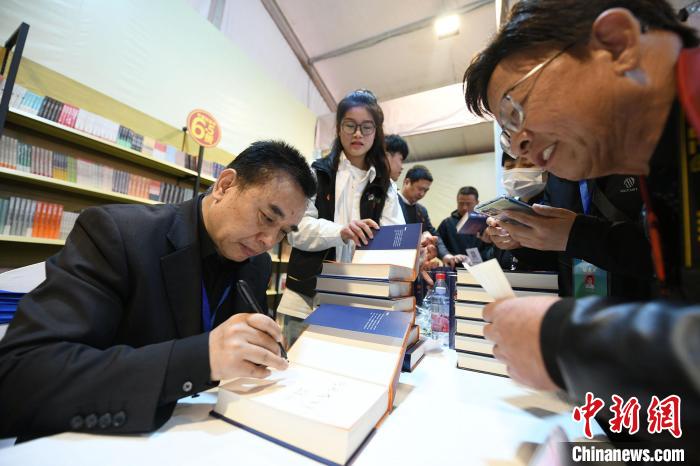 圖為作家王躍文現(xiàn)場簽名售書?！×赫赵?攝