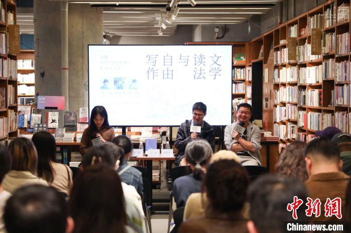 《至少還有文學(xué)》推出：在今天，我們?yōu)槭裁催€需要文學(xué)？