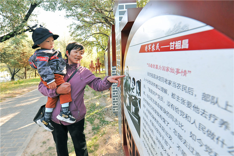 嘉峪關(guān)市紀委監(jiān)委通過實施“政治鑄廉、教育促廉、文化育廉、陣地助廉、監(jiān)督固廉”等“五廉”行動，深入推進新時代廉潔文化建設(shè)。圖為市民在迎賓湖絲路廉潔文化主題公園“勤廉楷模墻”接受廉潔文化教育。.jpg