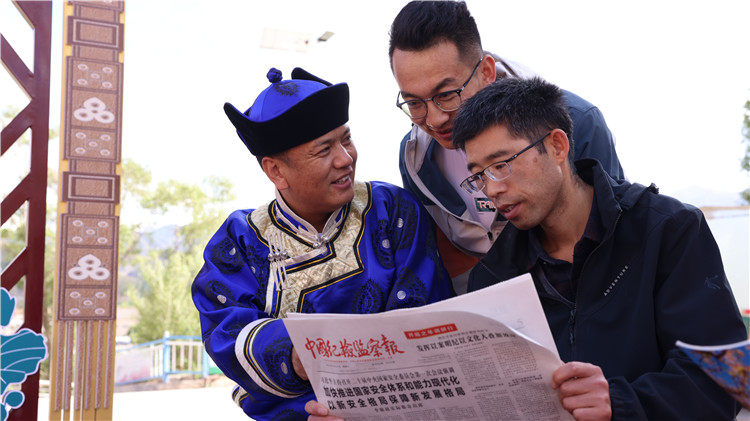 2023年6月8日，甘肅省張掖市肅南裕固族自治縣紅灣寺鎮(zhèn)紀委工作人員在一小區(qū)廉政文化主題廣場與社區(qū)居民拉家常，宣傳廉潔知識，共話廉潔文化.jpg