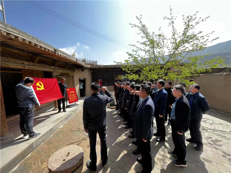 圖為臨夏州紀委監(jiān)委組織黨員干部在東鄉(xiāng)縣布塄溝黨史教育基地開展革命教育活動，賡續(xù)紅色血脈、汲取奮進力量、激發(fā)干事熱情。.png