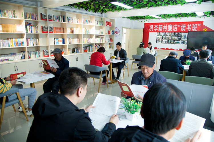 隴南市禮縣開展廉潔書籍進農(nóng)家書屋活動，圖為羅壩鎮(zhèn)鞏李新村舉辦的“廉潔讀書班”。.jpg