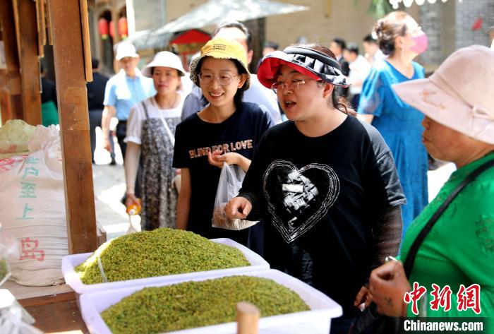 圖為民眾購買青海特色小吃?！⊙Φ?攝