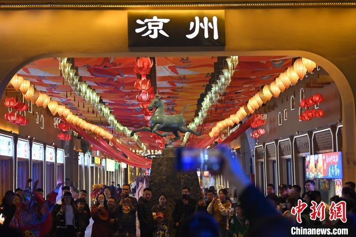 圖為游人拍攝煥然一新亮相的街區(qū)。李亞龍 攝</p>
<p>