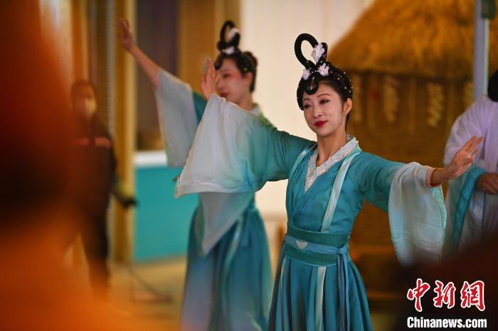 圖為工作人員進(jìn)行舞蹈表演。李亞龍 攝</p>
<p>