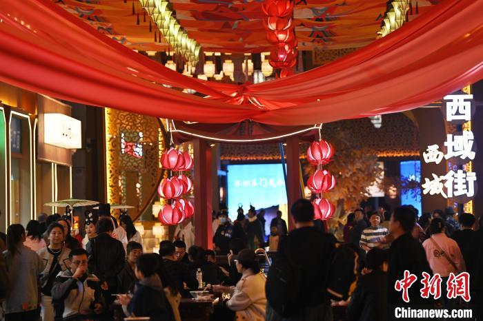 圖為街區(qū)現(xiàn)場(chǎng)游客絡(luò)繹不絕。李亞龍 攝</p>
<p>
