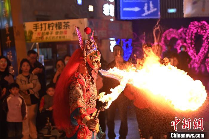 圖為工作人員進(jìn)行雜耍表演。李亞龍 攝</p>
<p>