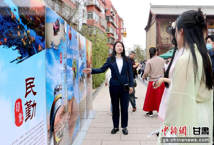3月下旬，民勤縣在天水啟漢樓廣場舉行推介會，宣傳本地旅游資源和農(nóng)特優(yōu)產(chǎn)品。圖為工作人員向游客介紹民勤自然風(fēng)光、歷史文化。馬愛彬 攝