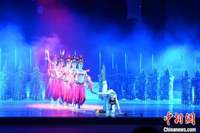 2023年2月18日，蘭州歌舞劇院創(chuàng)排的大型舞劇《大夢敦煌》。　　九美旦增 攝