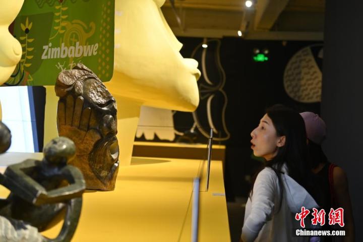 圖為游客參觀藝術(shù)展。中新社記者 李亞龍 攝