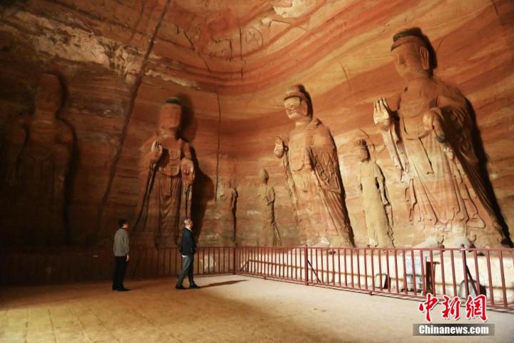 7月15日，游人參觀甘肅省平?jīng)鍪袥艽h百里石窟長廊中的南石窟寺1號窟。百里石窟長廊位于涇川縣境內(nèi)，由512個石窟、5眼窟中石井組成，現(xiàn)存王母宮石窟、鳳凰山石窟、南石窟寺、丈八寺石窟、羅漢洞石窟、太山寺石窟等規(guī)模較大的石窟群，還有數(shù)量眾多的小石窟群。南石窟寺開鑿于北魏永平三年，其中1號窟屬于大型七佛窟，七佛高達6米。中新社記者 李亞龍 攝