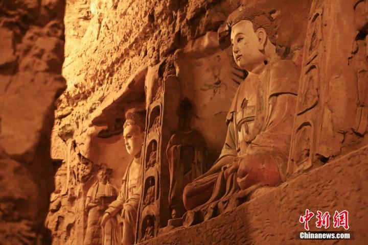 7月15日，甘肅省平?jīng)鍪袥艽h百里石窟長廊中的王母宮石窟造像。百里石窟長廊位于涇川縣境內(nèi)，由512個石窟、5眼窟中石井組成，現(xiàn)存王母宮石窟、鳳凰山石窟、南石窟寺、丈八寺石窟、羅漢洞石窟、太山寺石窟等規(guī)模較大的石窟群，還有數(shù)量眾多的小石窟群。王母宮石窟又名千佛洞，該窟設(shè)計宏大，造像生動，窟內(nèi)擁有造像數(shù)百尊，是較為珍貴的佛教文化歷史遺存。中新社記者 李亞龍 攝</p>
<p>