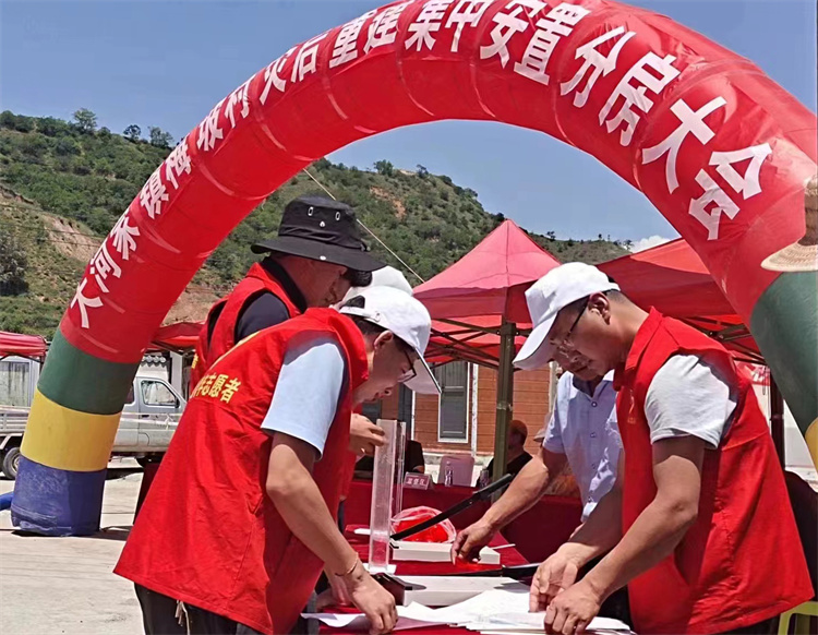在大河家鎮(zhèn)梅坡村災后重建集中安置分房大會的現(xiàn)場，積石山縣紀委監(jiān)委干部全程監(jiān)督房號裁裝、組織抽號等工作。.jpg