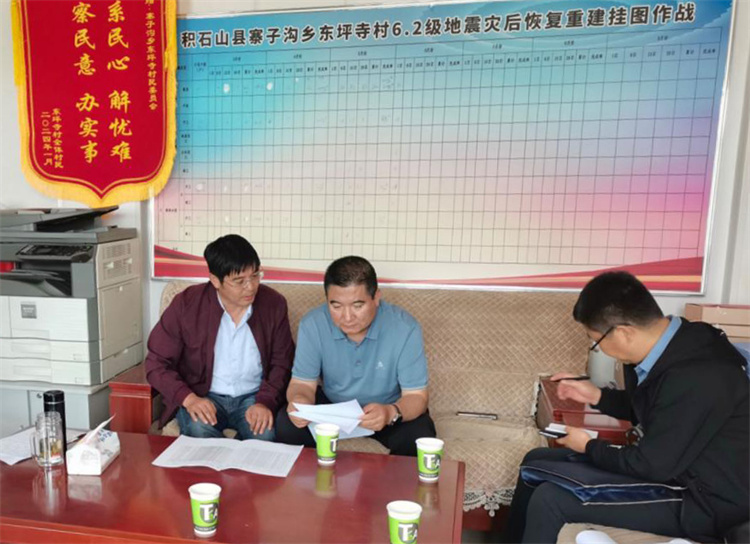 州縣紀委監(jiān)委機關(guān)聯(lián)合督查組對下沉干部 、駐村干部 、包村組長、村干部 “四級”干部履職到崗情況，以及工作日志和民情臺賬、訴求臺賬進行日常監(jiān)督檢查，壓實工作責任。.jpg