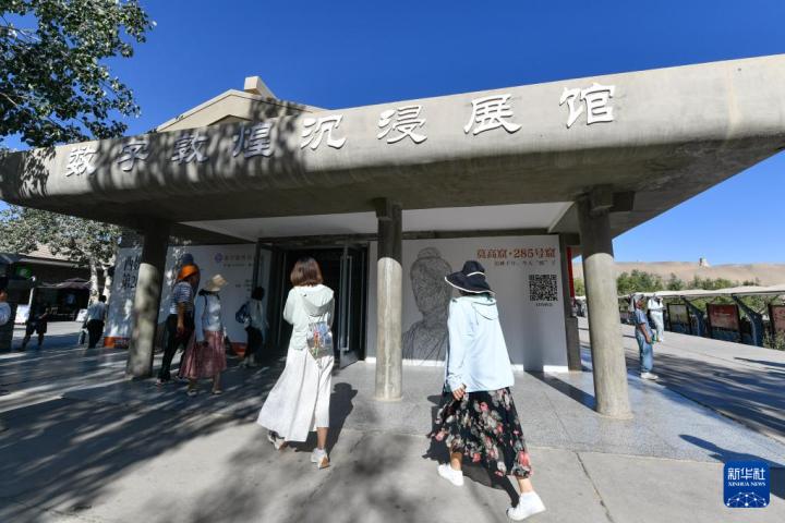 7月22日，游客排隊進(jìn)入“尋境敦煌——數(shù)字敦煌沉浸展”場館。新華社記者 郎兵兵 攝</p>
<p>