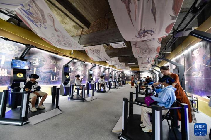 7月22日，游客線下體驗“尋境敦煌——數(shù)字敦煌沉浸展”。新華社記者 郎兵兵 攝</p>
<p>