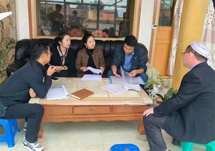 臨潭縣卓洛鄉(xiāng)紀(jì)委工作人員在下園子村農(nóng)戶家中了解在發(fā)放大病救助補(bǔ)助資金中是否存在落實不及時、不到位等作風(fēng)方面的問題。.jpg
